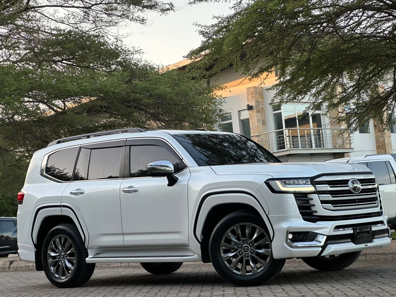 LAND CRUISER thumbnail 5